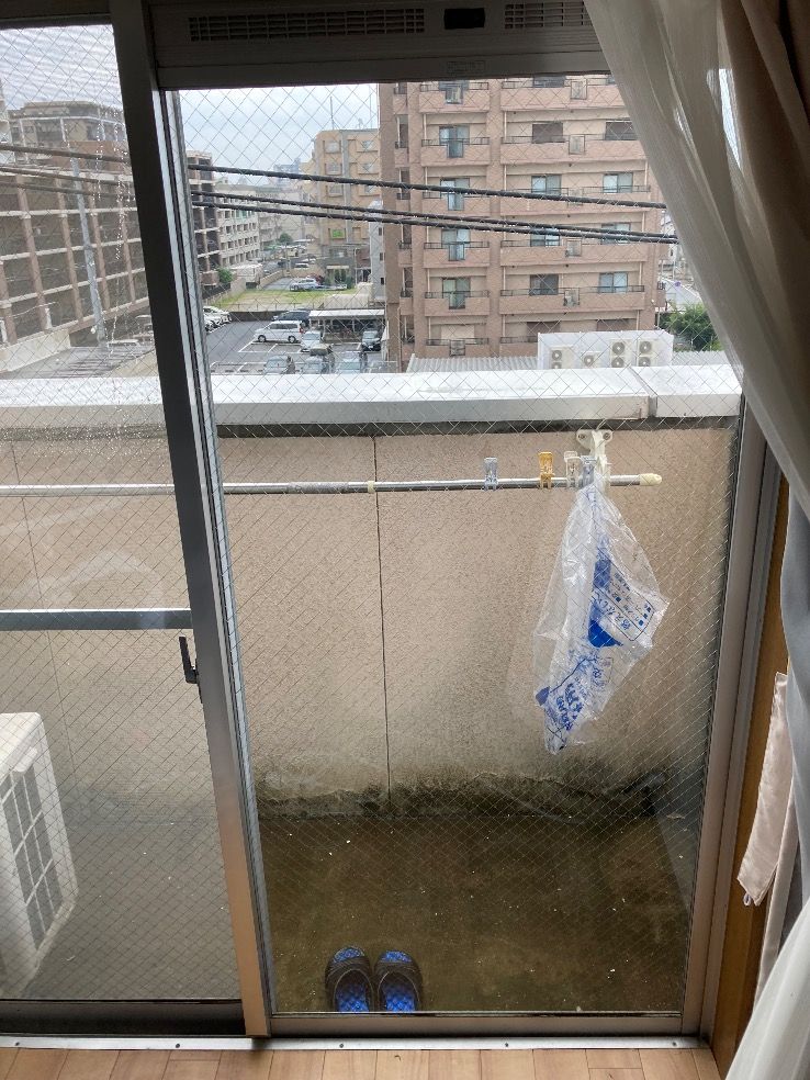 福岡市早良区ベランダ掃き出し窓ガラスに透明菱ワイヤー入りガラス6.8㎜厚を入れ替えた施工後の様子