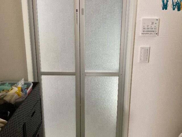 中折れ浴室ドアのアクリル交換｜福津市の施工写真