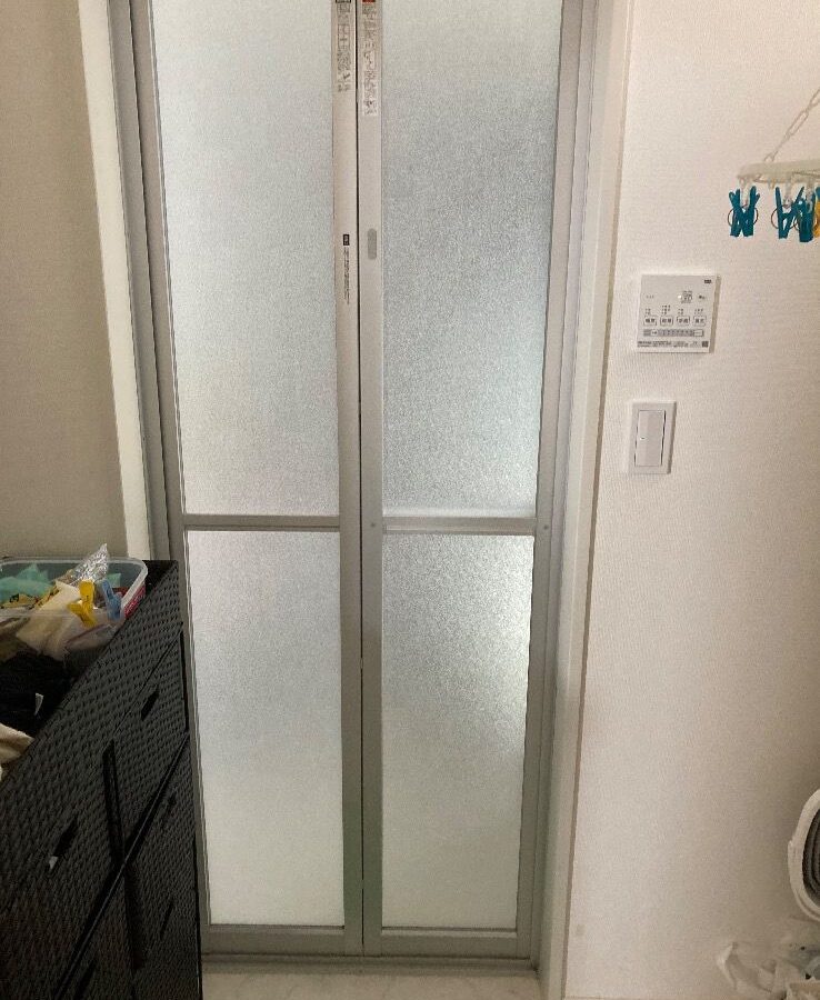 中折れ浴室ドアのアクリル交換｜福津市の施工写真