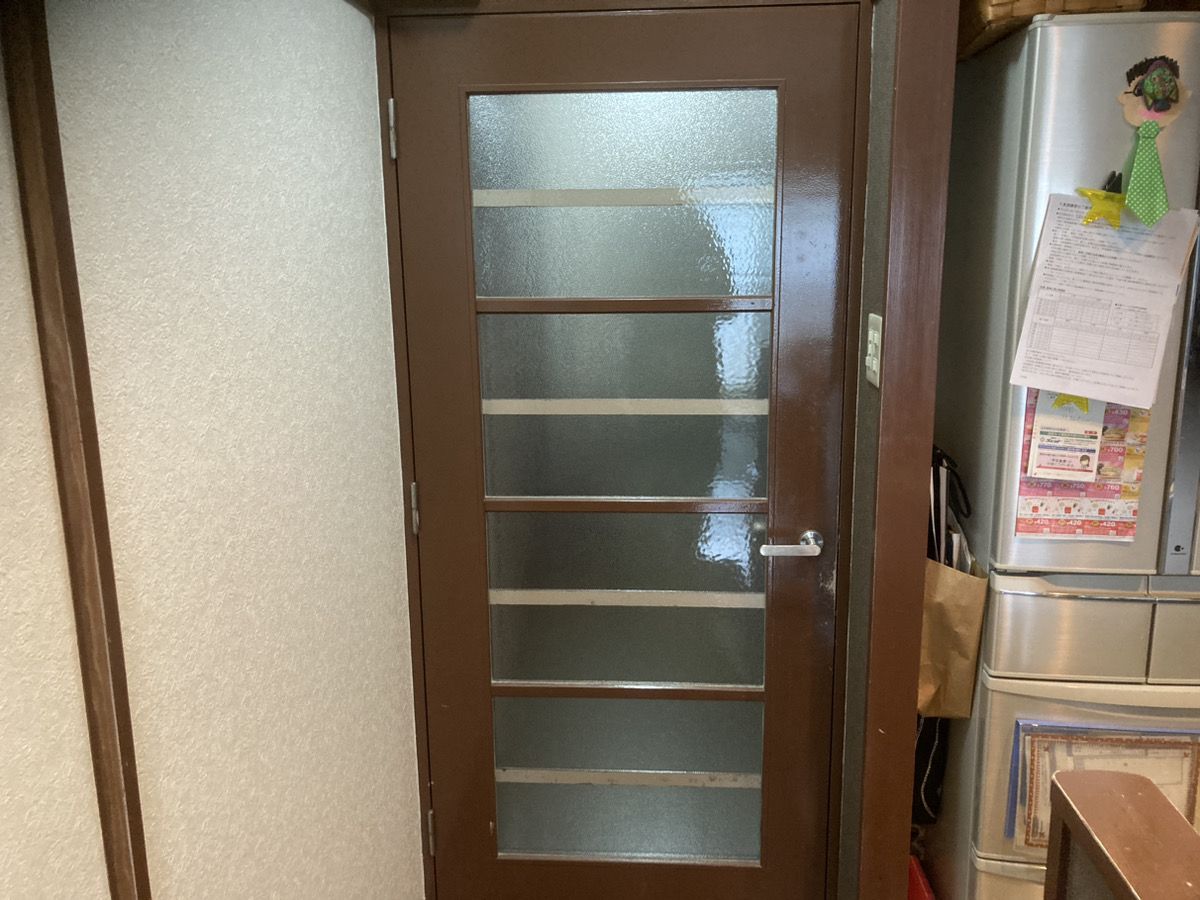 吹田市室内ドアのガラスが割れている施工前の様子
