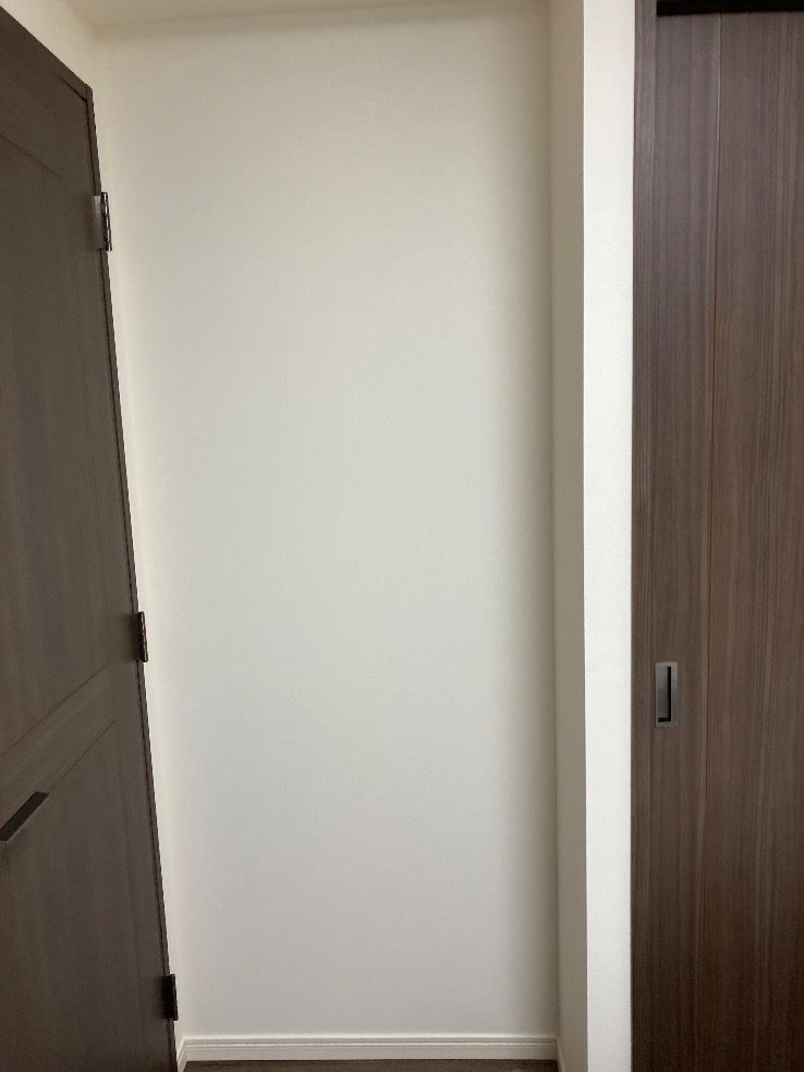 福岡市中央区窓にM5ミエミラー (国産オーダーミラー5㎜厚) 四方糸面フチ磨き加工を入れ替えた施工後の様子