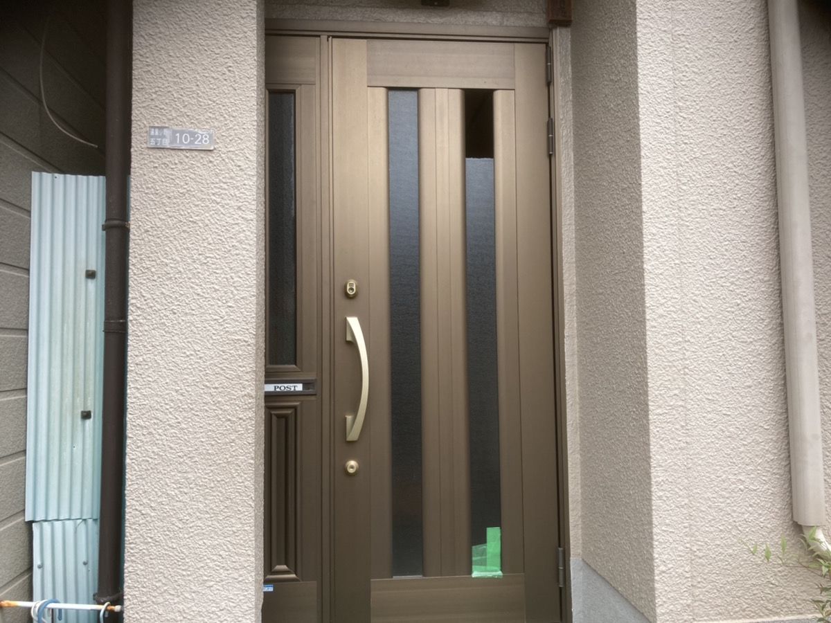 住吉区玄関ドアにガラスを入れ替えた施工後の様子