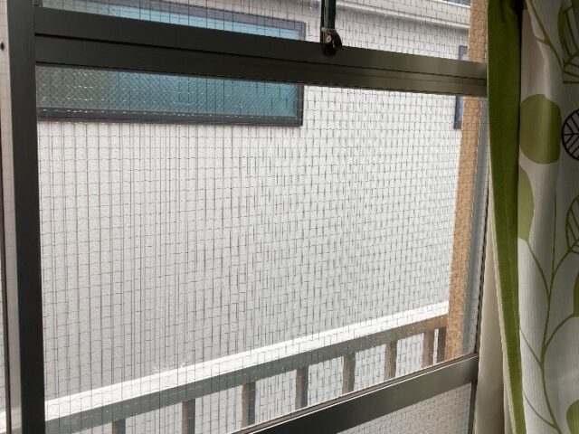 腰高窓の透明クロスワイヤーガラス交換｜東京都の施工写真