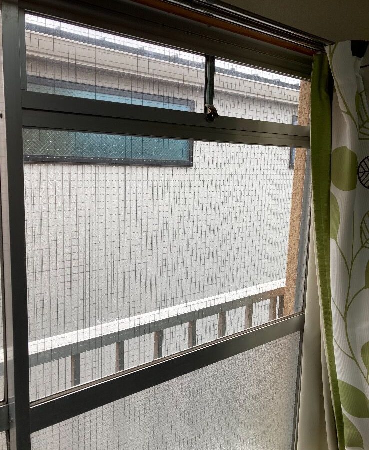腰高窓の透明クロスワイヤーガラス交換｜東京都の施工写真