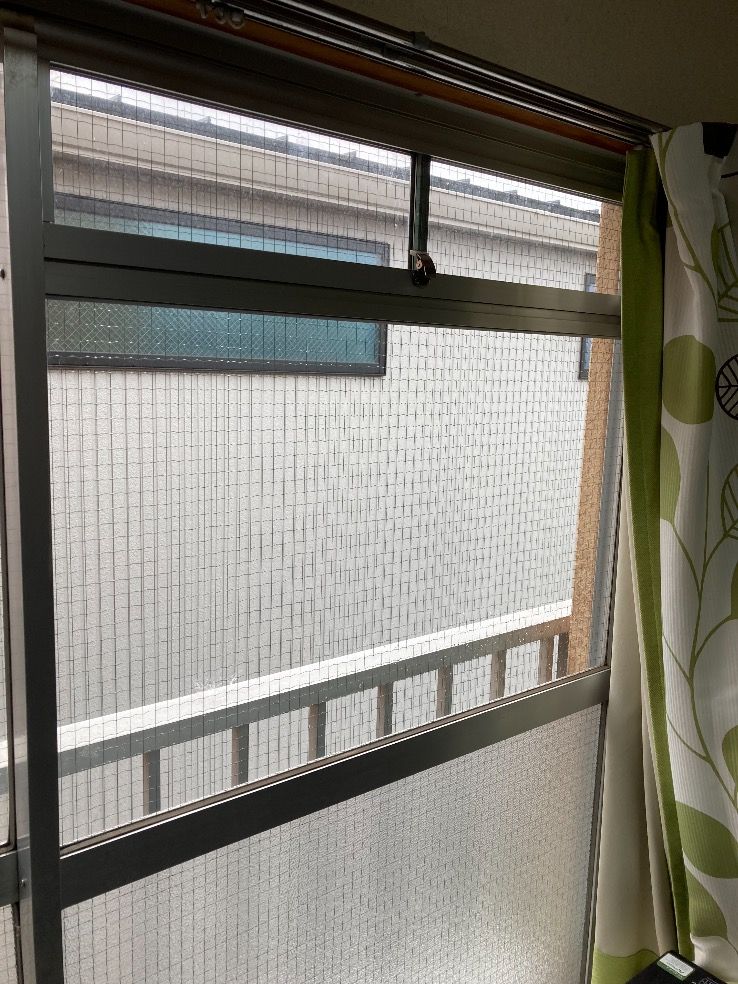東京都腰高窓に透明クロスワイヤー6.8㎜厚ガラスを入れ替えた施工後の様子