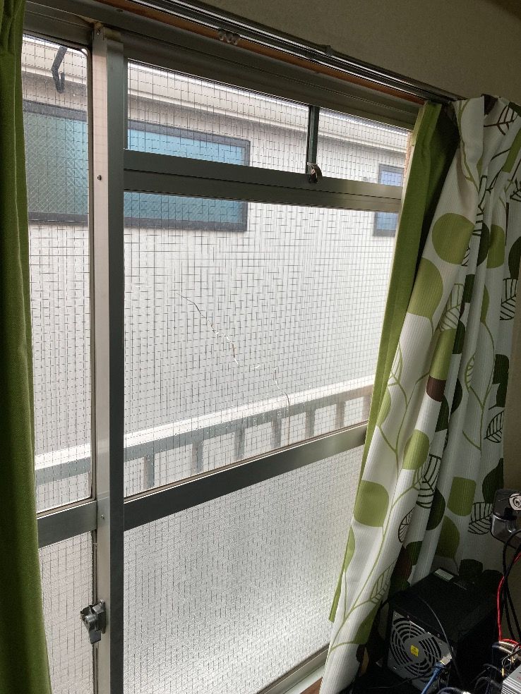 東京都腰高窓の透明クロスワイヤー6.8㎜厚ガラスが割れている施工前の様子