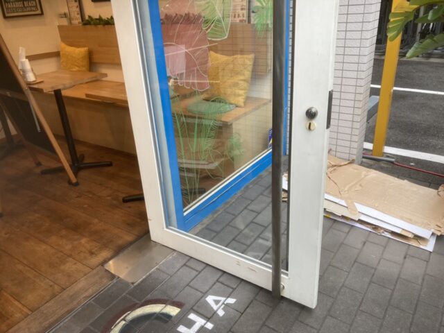 店舗入り口のガラス交換｜大阪市中央区の施工写真