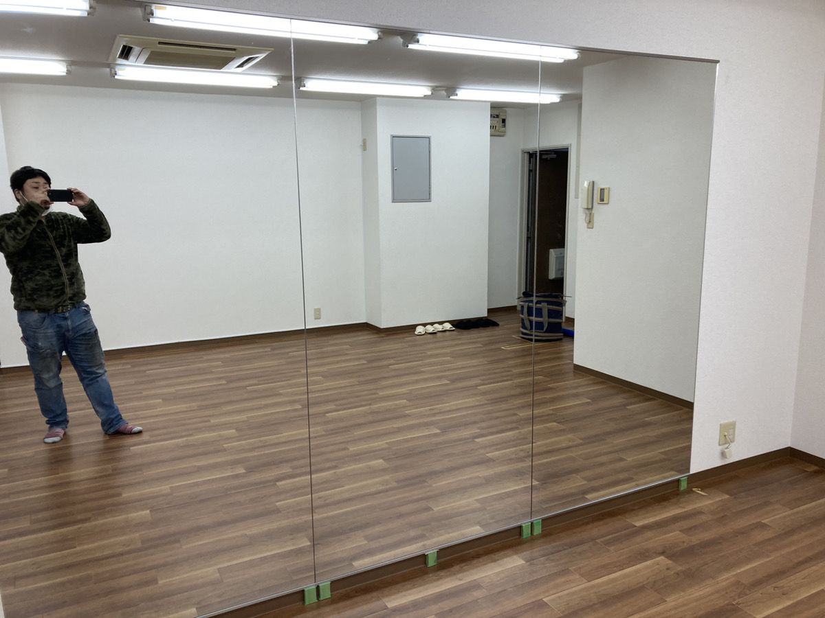 窓のテナントビル鏡連貼りが割れている施工前の様子