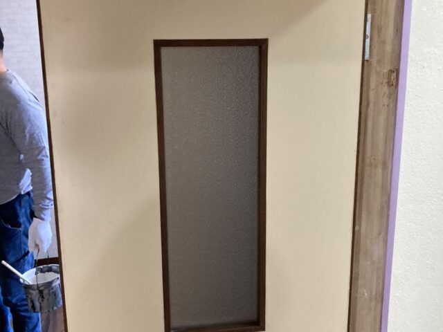トイレ扉の梨地ガラス交換｜大大阪府高石市の施工写真