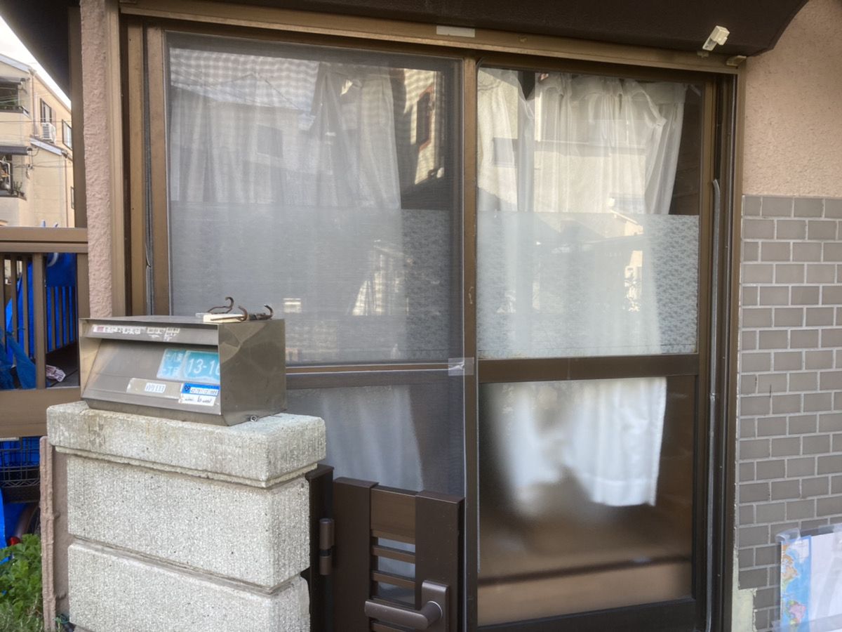 淀川区1F 掃き出しのガラスが割れている施工前の様子
