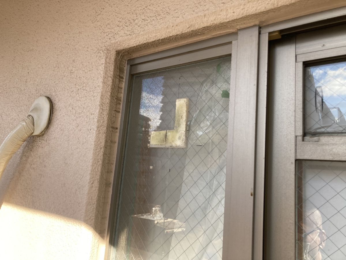 掃出し窓の既存ガラス穴あけ施工が割れている施工前の様子