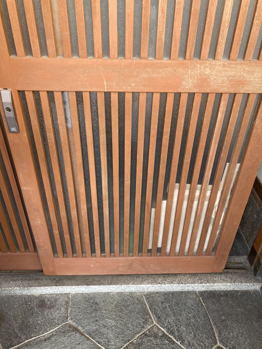 堺市美原区玄関扉の梨地ガラスが割れている施工前の様子