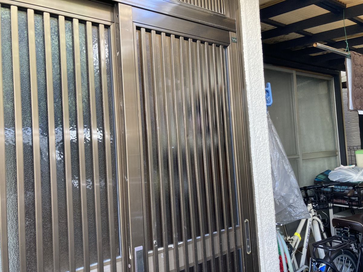 玄関ドアのかすみガラス交換｜大阪府の施工写真