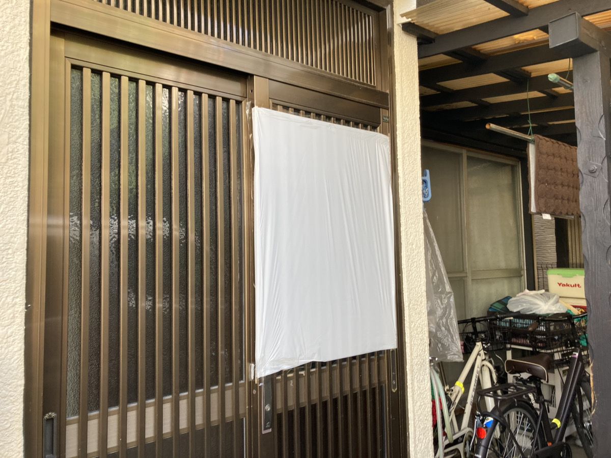 玄関ドアのかすみガラス4mm厚が割れている施工前の様子