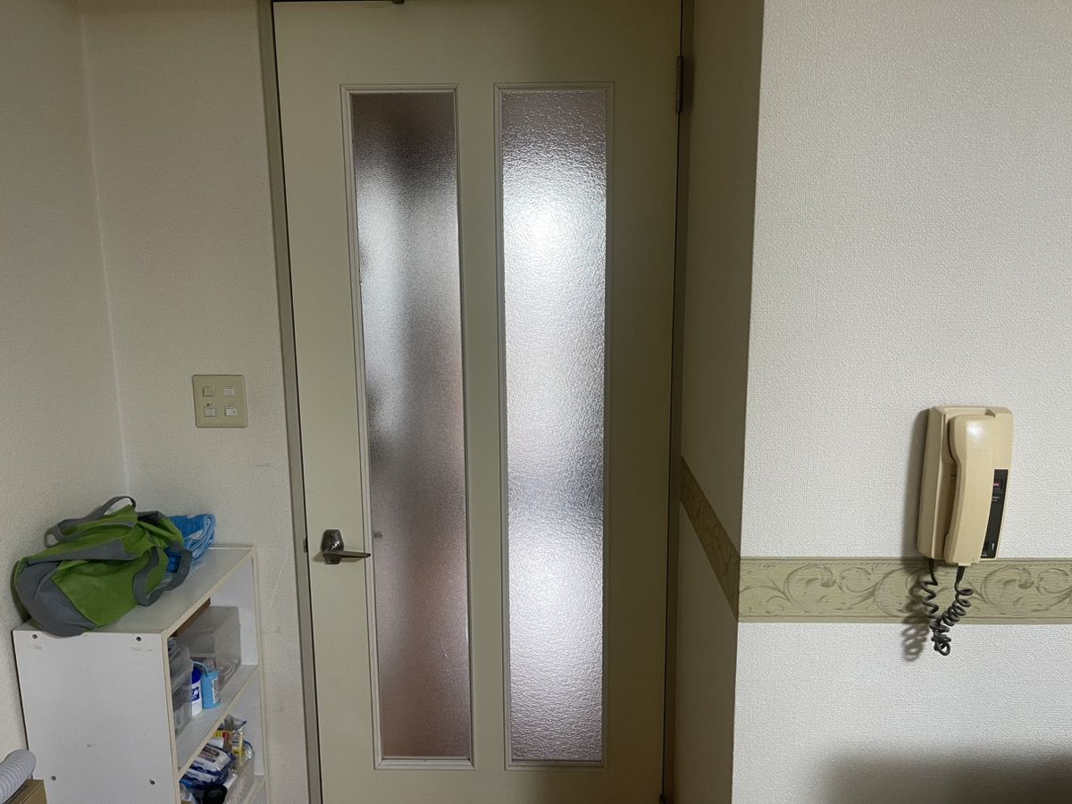 室内ドアのかすみガラス交換｜大阪府の施工写真