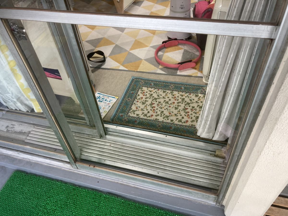 摂津市ベランダのガラスが割れている施工前の様子