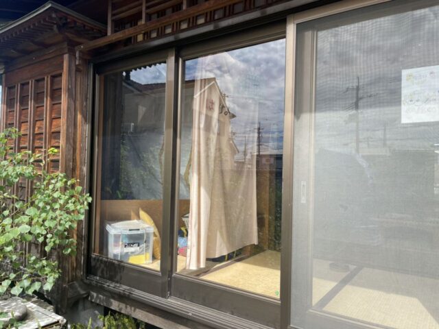 掃出し窓の透明強化ガラス内側飛散防止フィルム貼り交換|大阪府の施工写真