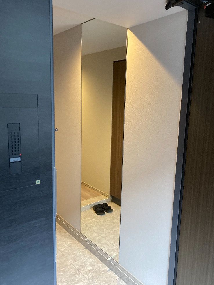 東京都窓のM5ミエミラー (国産オーダーミラー5㎜厚) 四方糸面フチ磨き加工が割れている施工前の様子