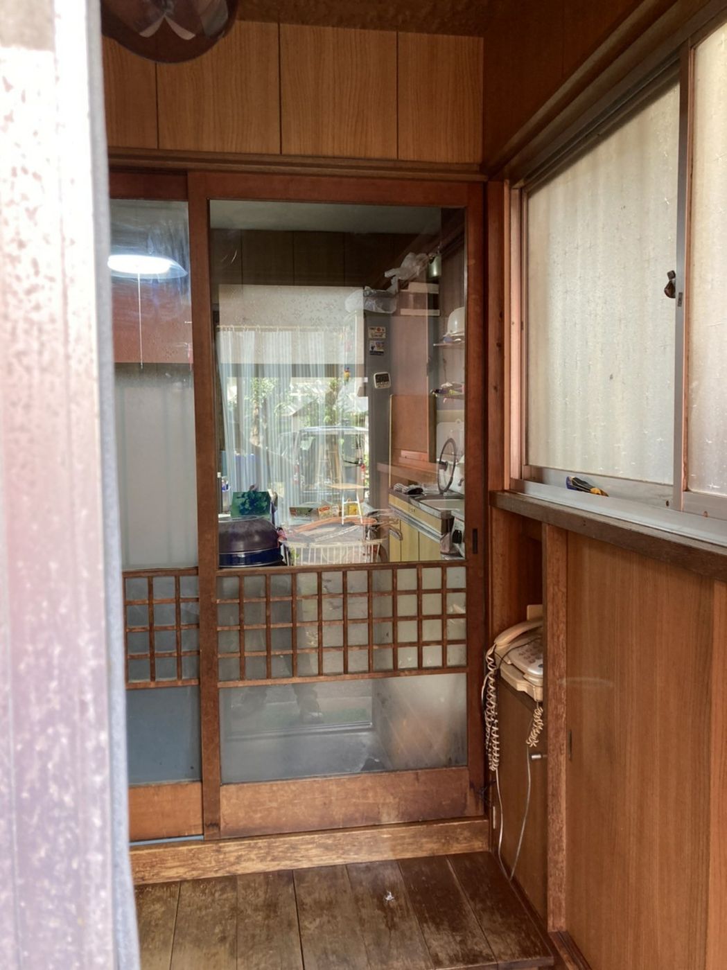 豊島区室内引き戸の既存スリぼかしからFL3が割れている施工前の様子