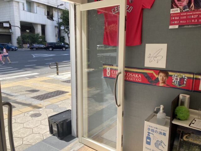 入り口ドアの透明ガラス交換｜大阪府の施工写真