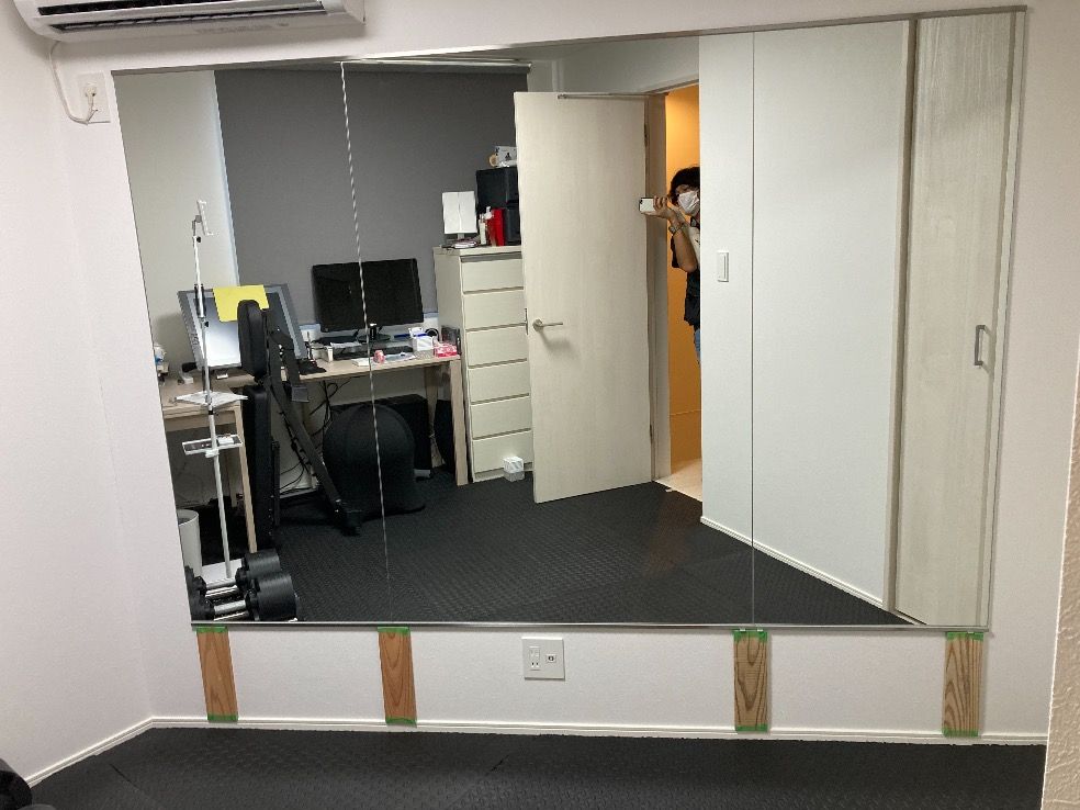 東京都窓のM5ミエミラー (国産オーダーミラー5㎜厚) 四方糸面フチ磨き加工 上下HLステンレス金物8㎜用が割れている施工前の様子