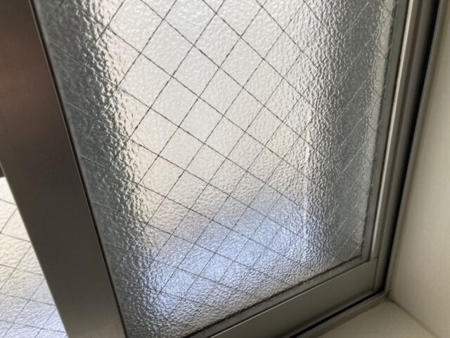 腰窓のかすみワイヤー入りガラス交換|大阪府の施工写真
