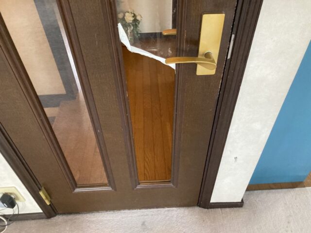 室内ドアの透明ガラス交換｜大阪府の施工写真