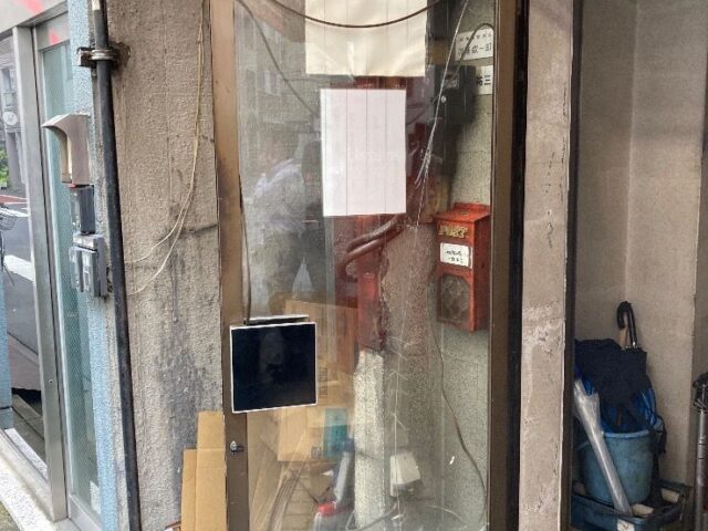 店舗引き違い扉の透明パラライン~透明菱ワイヤーへ変更交換｜中央区の施工写真