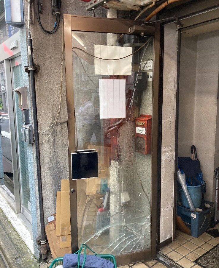 店舗引き違い扉の透明パラライン~透明菱ワイヤーへ変更交換｜中央区の施工写真
