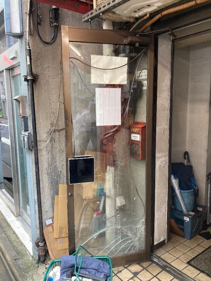 中央区店舗引き違い扉に透明パラライン~透明菱ワイヤーへ変更を入れ替えた施工後の様子