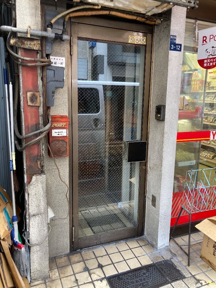 中央区店舗引き違い扉の透明パラライン~透明菱ワイヤーへ変更が割れている施工前の様子