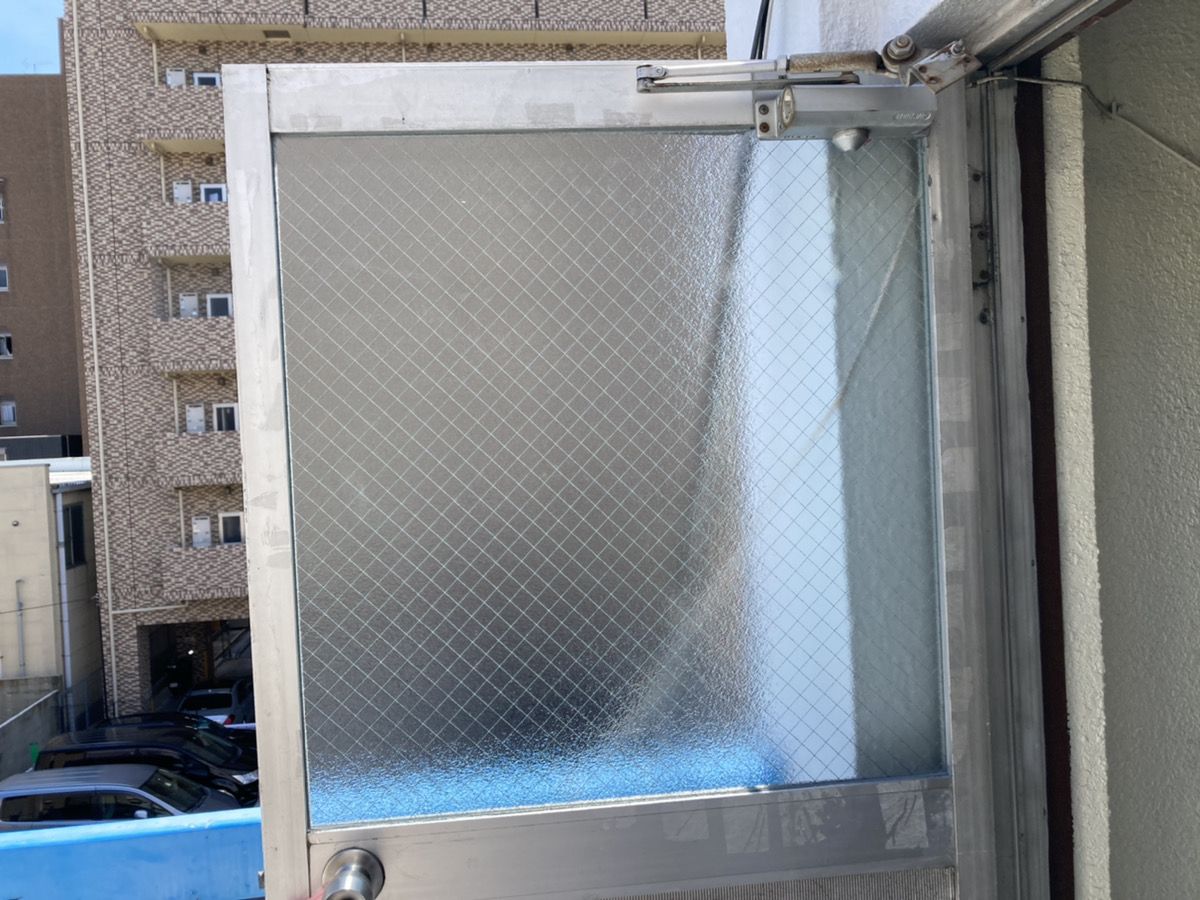 勝手口ドアのかすみワイヤー入りガラス交換｜大阪府の施工写真