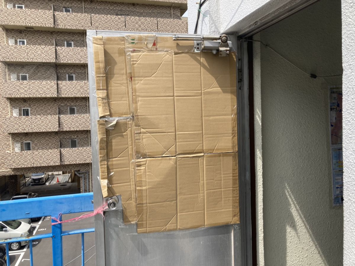 勝手口ドアのかすみワイヤー入りガラス6.8mm厚が割れている施工前の様子