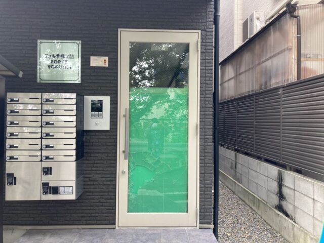 エントランスドアの透明ワイヤー入りガラス交換｜大阪府（2）の施工写真