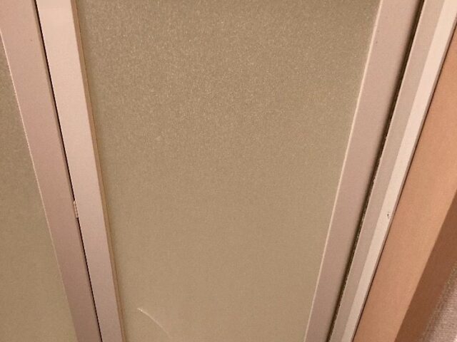 浴室中折れドアのアクリル交換｜東京都の施工写真