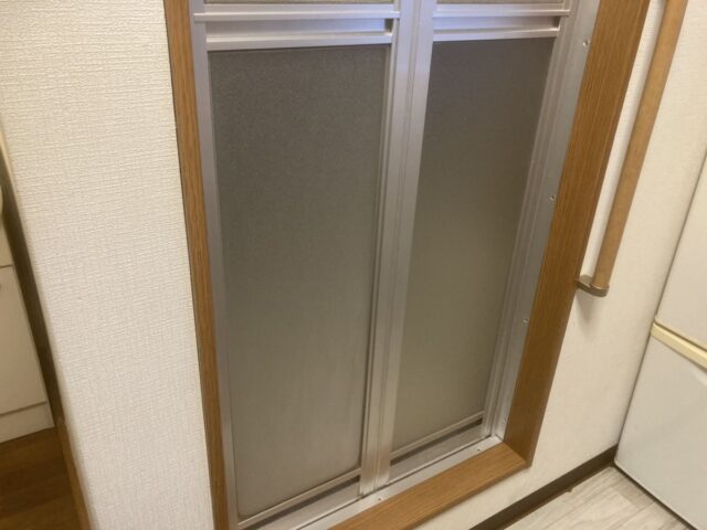 浴室ドア右下のアクリル交換｜大阪市東住吉区の施工写真