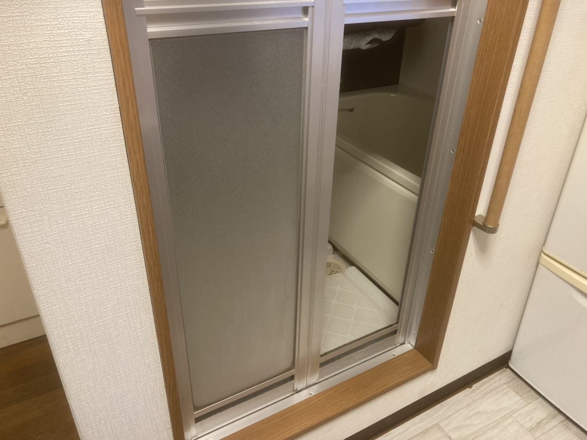 東住吉区浴室ドア右下のアクリル2.5mmが割れている施工前の様子