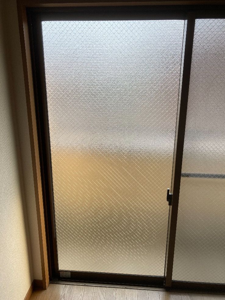 東京都ベランダ掃出し窓にかすみ菱ワイヤー入りガラス6.8㎜厚を入れ替えた施工後の様子
