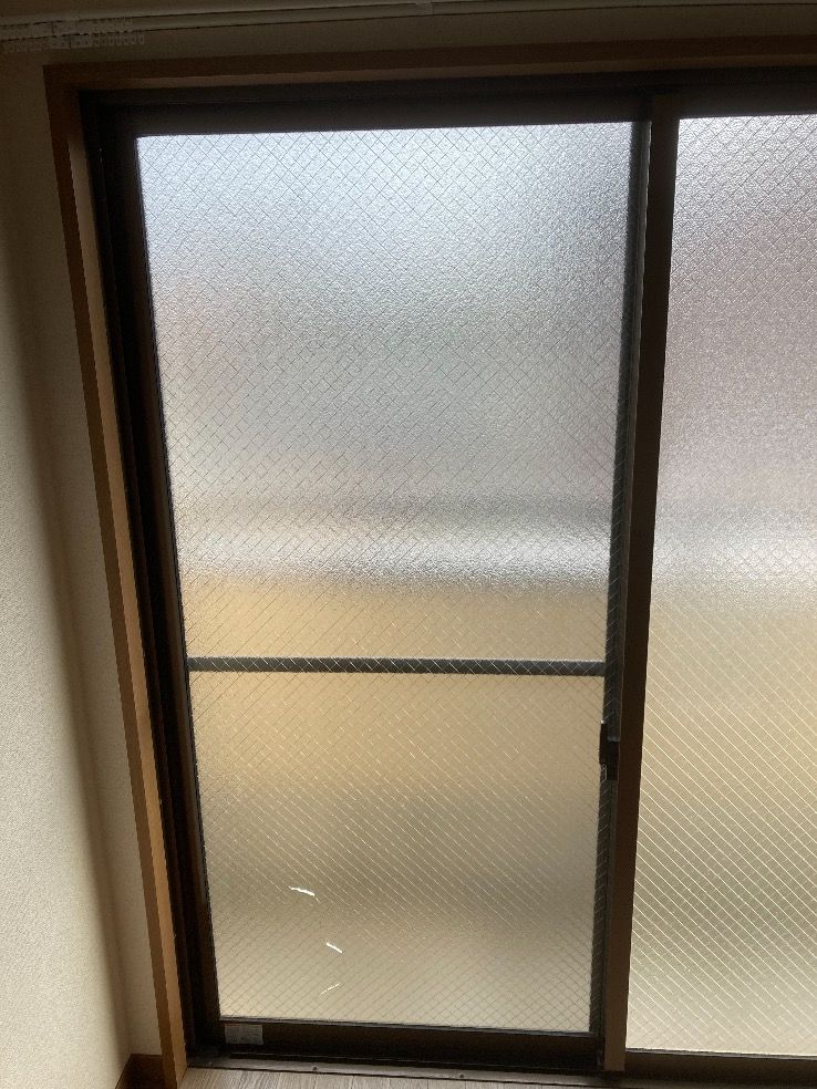 東京都ベランダ掃出し窓のかすみ菱ワイヤー入りガラス6.8㎜厚が割れている施工前の様子
