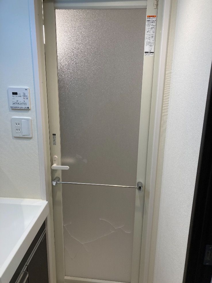 東京都浴室ドアにアクリル3㎜厚を入れ替えた施工後の様子