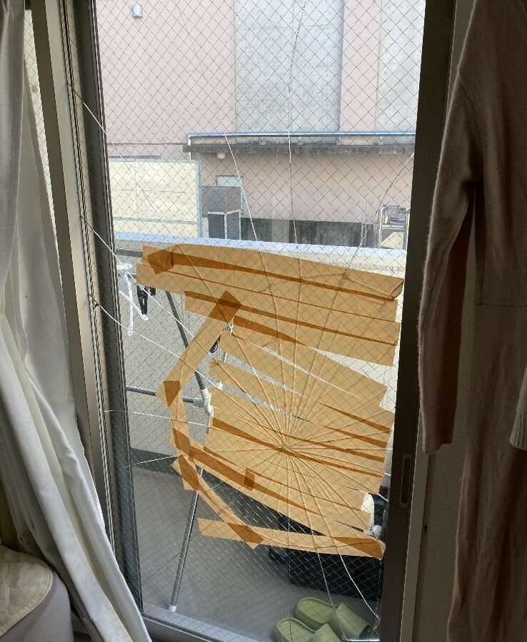 ベランダ掃出し窓の透明菱ワイヤー入りガラス交換｜東京都の施工写真