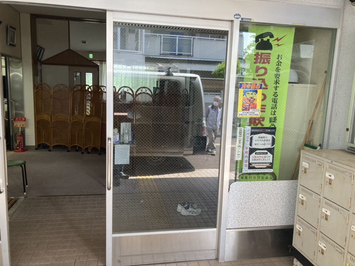 入り口ドアの透明ワイヤー入りガラス6.8mm厚が割れている施工前の様子