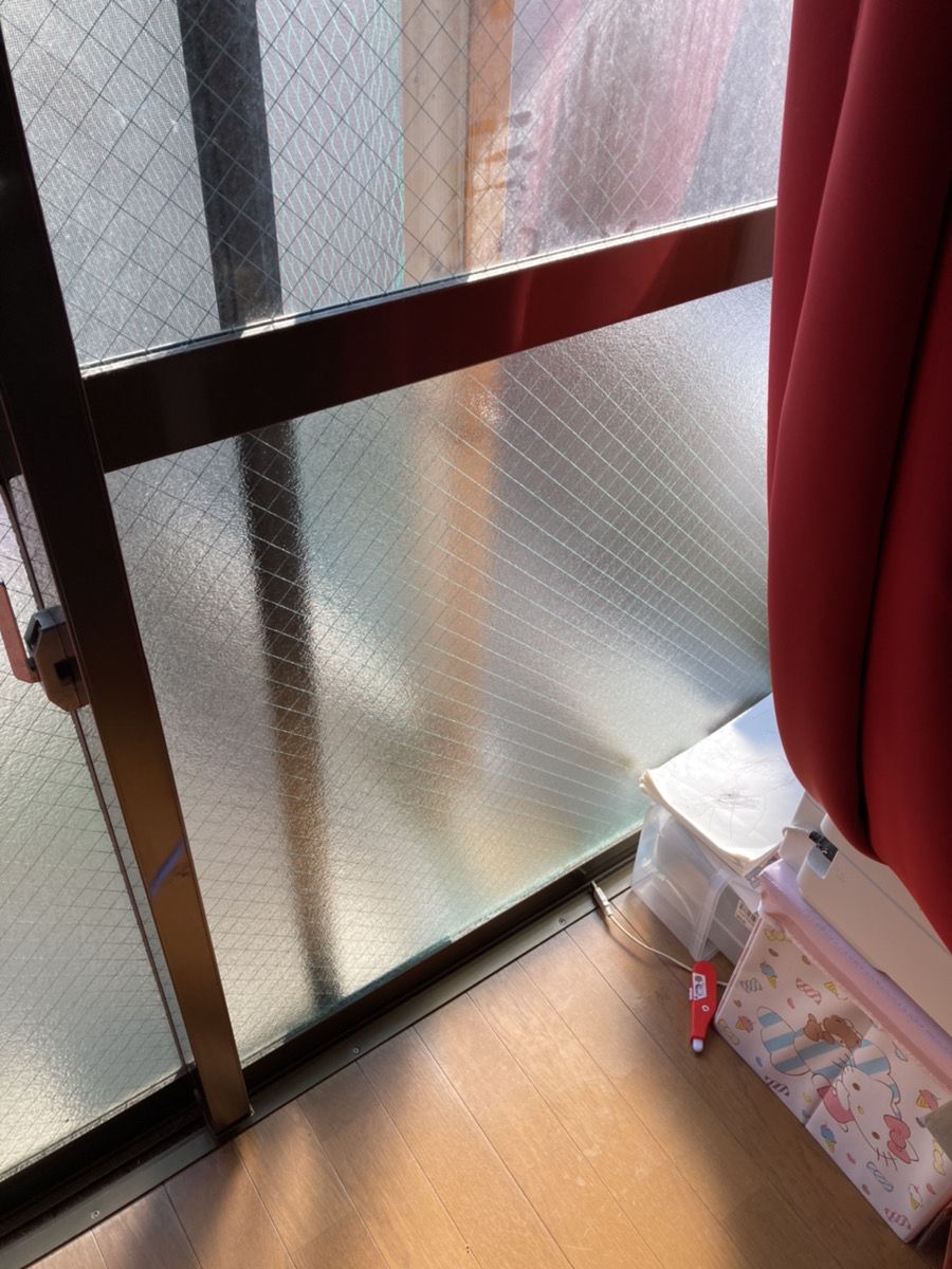 阪府泉大津市ベランダ掃き出し窓にかすみ菱ワイヤー6.8mm厚ガラスを入れ替えた施工後の様子