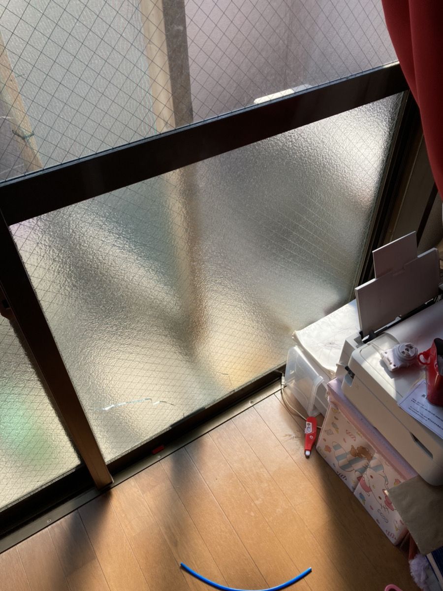 阪府泉大津市ベランダ掃き出し窓のかすみ菱ワイヤー6.8mm厚ガラスが割れている施工前の様子