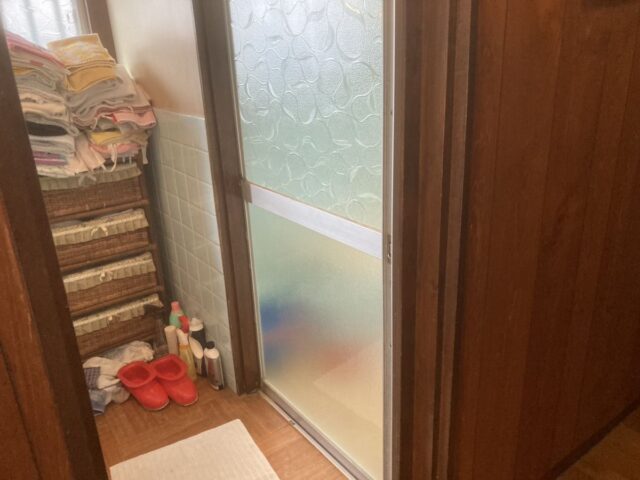 浴室ドア(下側)のかすみ交換｜高槻市の施工写真