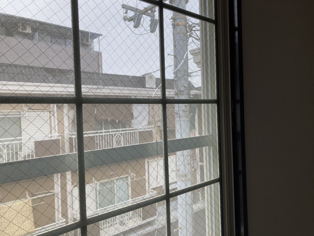 腰窓の透明ワイヤー入りガラス交換｜大阪府の施工写真