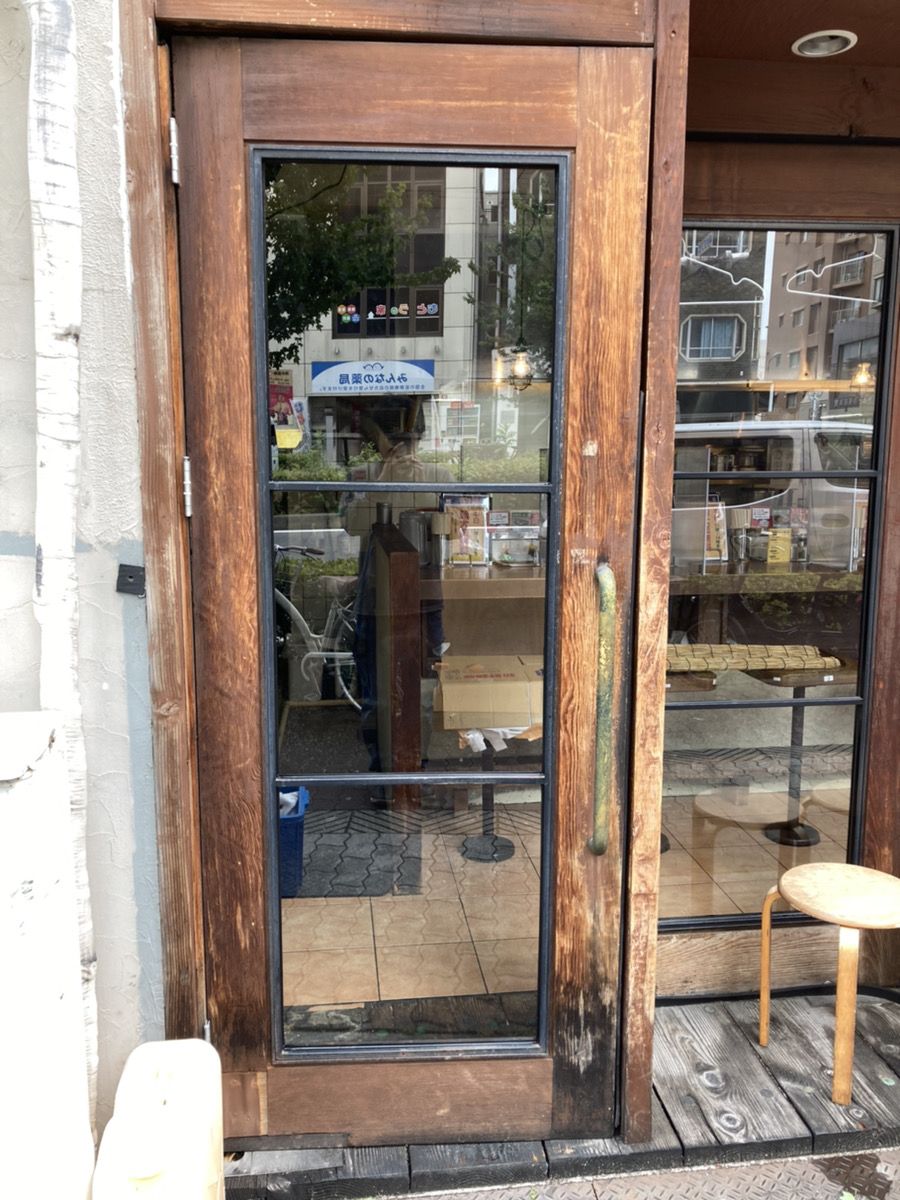 大阪市住吉区店舗勝手口ドアに透明5mm厚ガラスを入れ替えた施工後の様子
