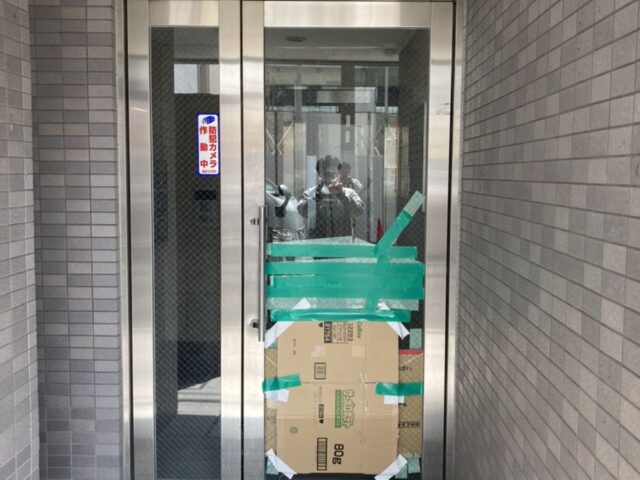 エントランス扉の透明菱ワイヤーガラス交換｜大阪市中央区の施工写真
