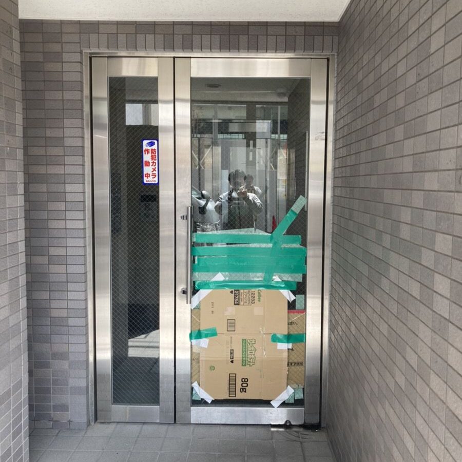 エントランス扉の透明菱ワイヤーガラス交換｜大阪市中央区の施工写真