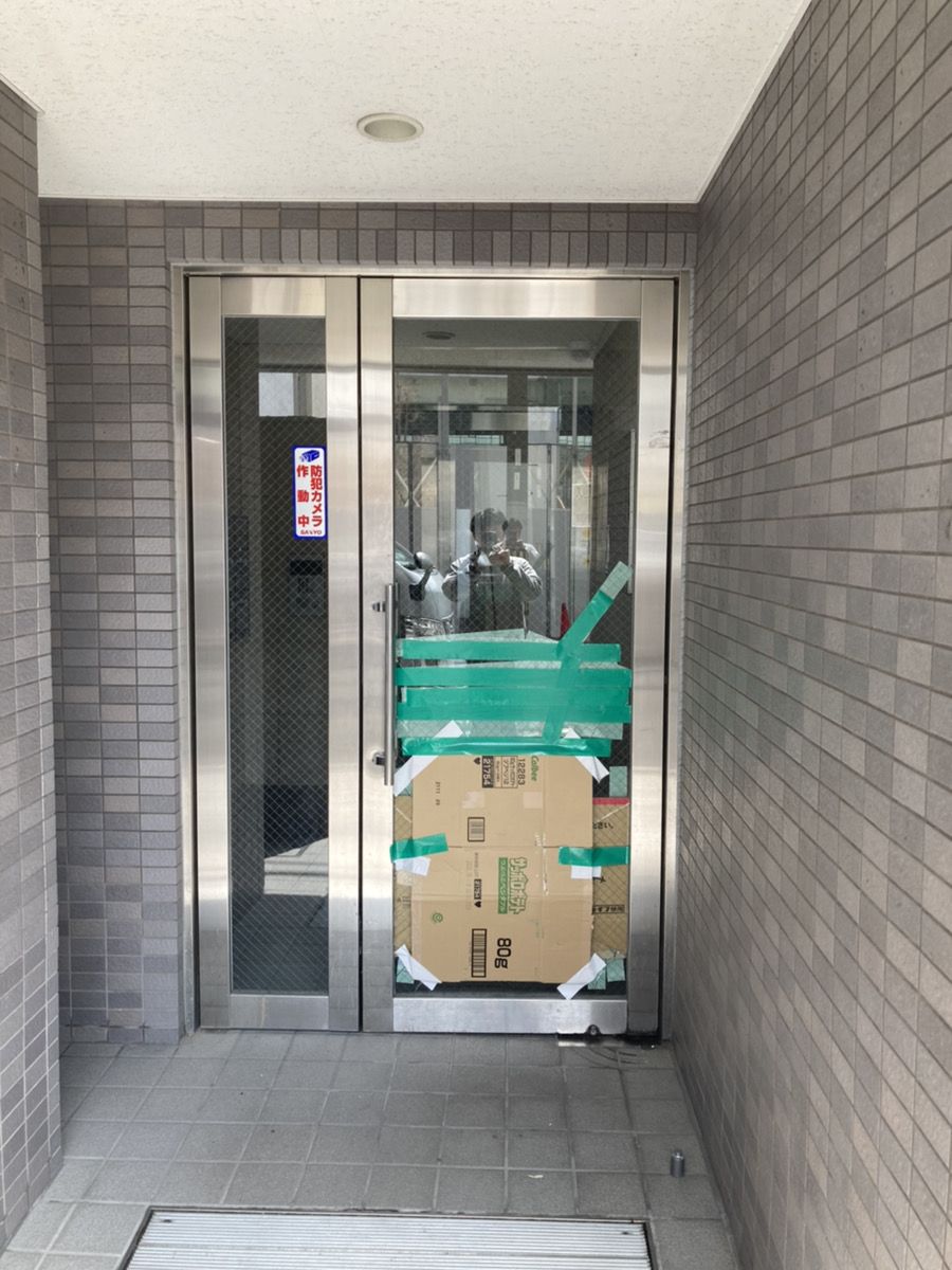 大阪市中央区エントランス扉に透明菱ワイヤー6.8mm厚ガラスを入れ替えた施工後の様子